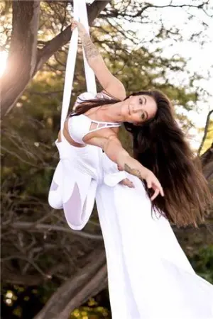 美版小龙女！ 身怀绝技，空中瑜伽姿势撩人 Kristina Chai