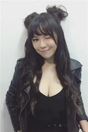 开水小姐 大眼正妹歌手撑爆吊带 谢似余