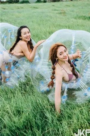 摄影师尼古洛镜下两个「欧派正妹」草原上的性感双十！ 徐佩菁