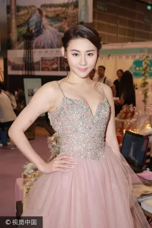 2014香港小姐露美背大秀事业线 杨埕