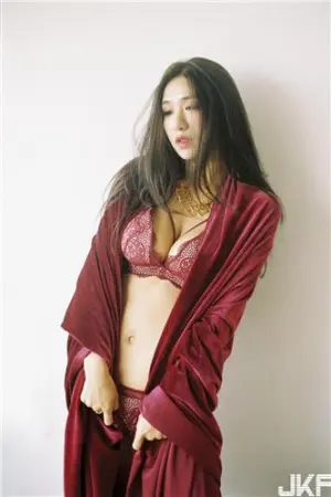 宁静温柔的性感氛围 Aqq Cami