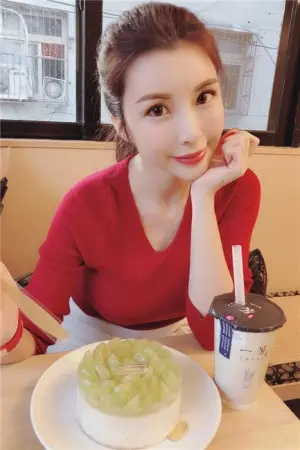 正妹苏心甯餐桌上向前倾露出深邃事业线 蘇心甯