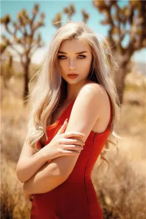 精灵系正妹「银白长发」仙气加倍，「绝世美颜」秒圈粉 Kira Conley