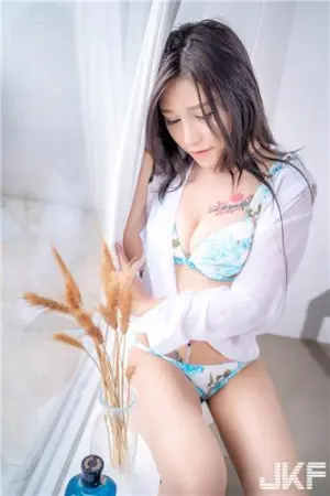 女友 「性感美胸视角」，「超辣比基尼」让人无法招架！ 欧美妃