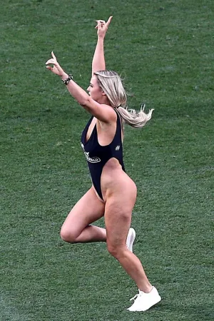 2019欧冠决赛身着比基尼闯入球场模特官方IG照片 Kinsey Wolanski