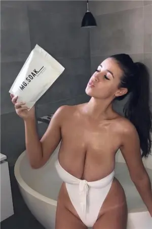 双手都无法掌握的超夸张身材 Darcy Buchan