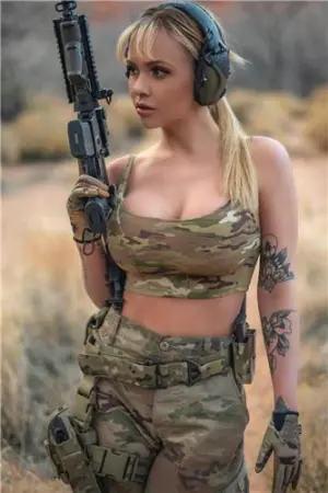 兵役招募出猛招 优质女大兵打头阵 Aimee Spiers