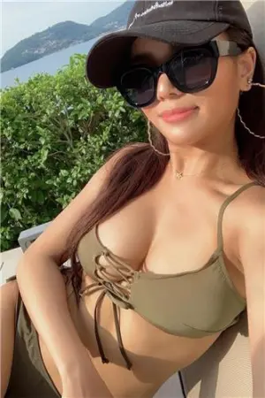 混血正妹身材超正，比基尼包不住北半球 えがさり