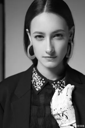 囧妈低胸俄罗斯美女娜塔莎扮演者微博写真 欧丽娅