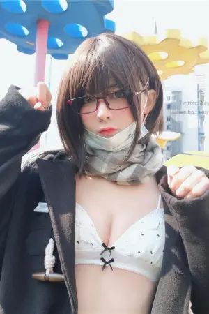 [WeiboGirl]微博红人 2020.07.16 室外JK 眼酱大魔王w