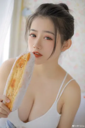 虎牙LOL联赛虎说S11皮卡丘超巨乳女嘉宾微博性感活动照 金米米呀