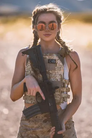 美国甜心独爱机械与金属！长腿军迷美女硬核美照赏！ Karly Fries Twelve