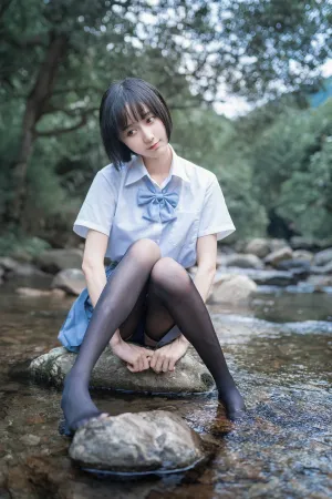 [WeiboGirl]微博红人 水色溪边制服 木绵绵OwO