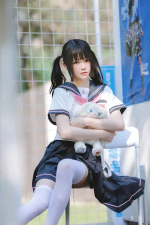 [WeiboGirl]微博红人 运动场性感学生制服半撩 草莓莓 桜桃喵