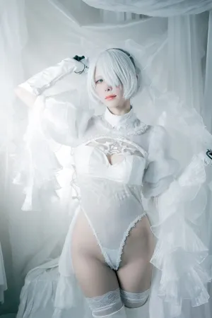 [Cosplay]角色扮演 户外 白色 高叉连体衣 白丝袜 花嫁2B 零崎沙耶