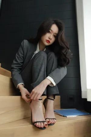 [WeiboGirl]微博红人 办公室 性感 灰色OL套装 凉高跟 看过的都知道 SIA不吃鱼