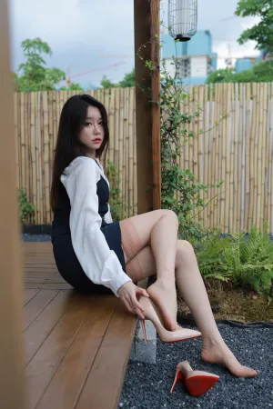 [WeiboGirl]微博红人 性感 深色 短裙套装 超薄肉丝 让人欲罢不能 SIA不吃鱼