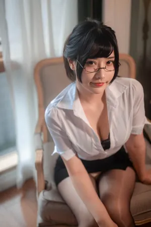 [WeiboGirl]微博红人 性感白T 黑短裙 油亮黑丝 室内OL 糖果果candy