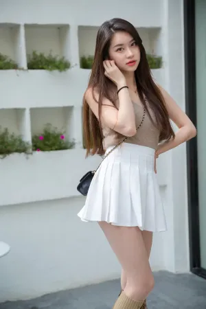 [WeiboGirl]微博红人 户外 性感 白色短裙 超薄肉丝 纯白超短裙 SIA不吃鱼