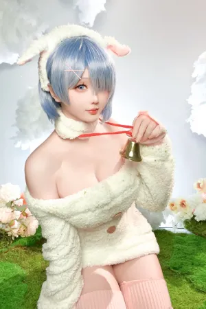 [Cosplay]角色扮演 户外花丛中 白色 绒毛服饰 蕾姆绵羊 星之迟迟