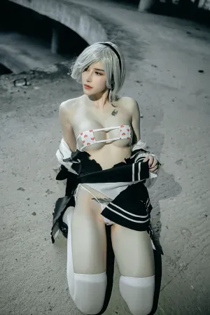 [Cosplay]角色扮演 尼尔：机械纪元_2B废墟全裸 鹿八岁