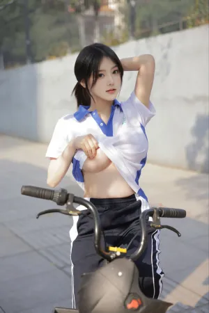 [XR]秀人内购 大尺度 私拍 流出 学生妹 公交车 豆瓣酱