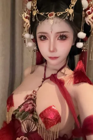 [Cosplay]角色扮演 红色小尾巴 抱走莫子aa