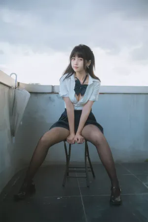 [FuLi]米友福利 白色短T 黑色百褶裙 超薄黑丝 JK学妹户外 不呆猫